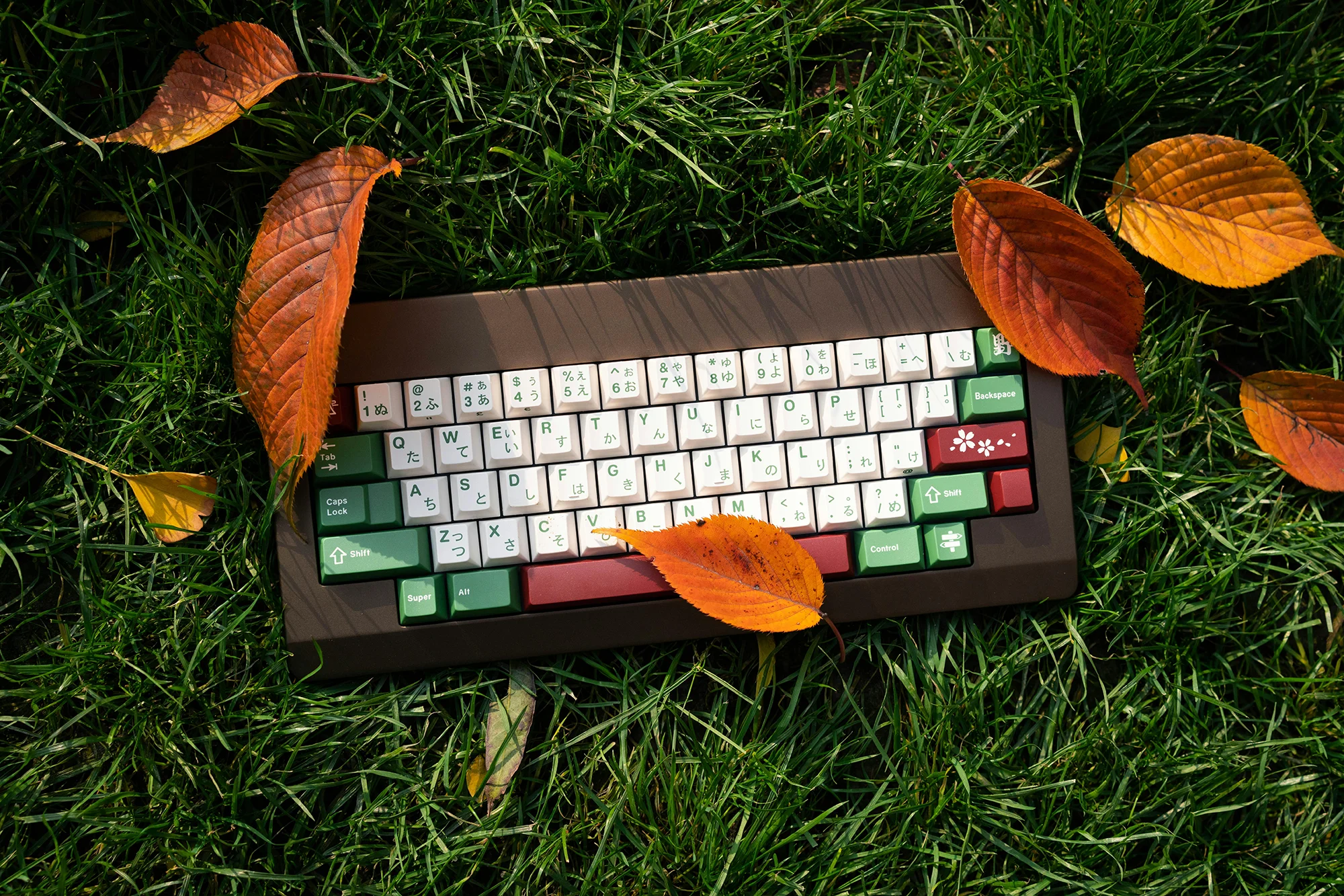 custom keyboard auf dekorativer wiese mit blättern